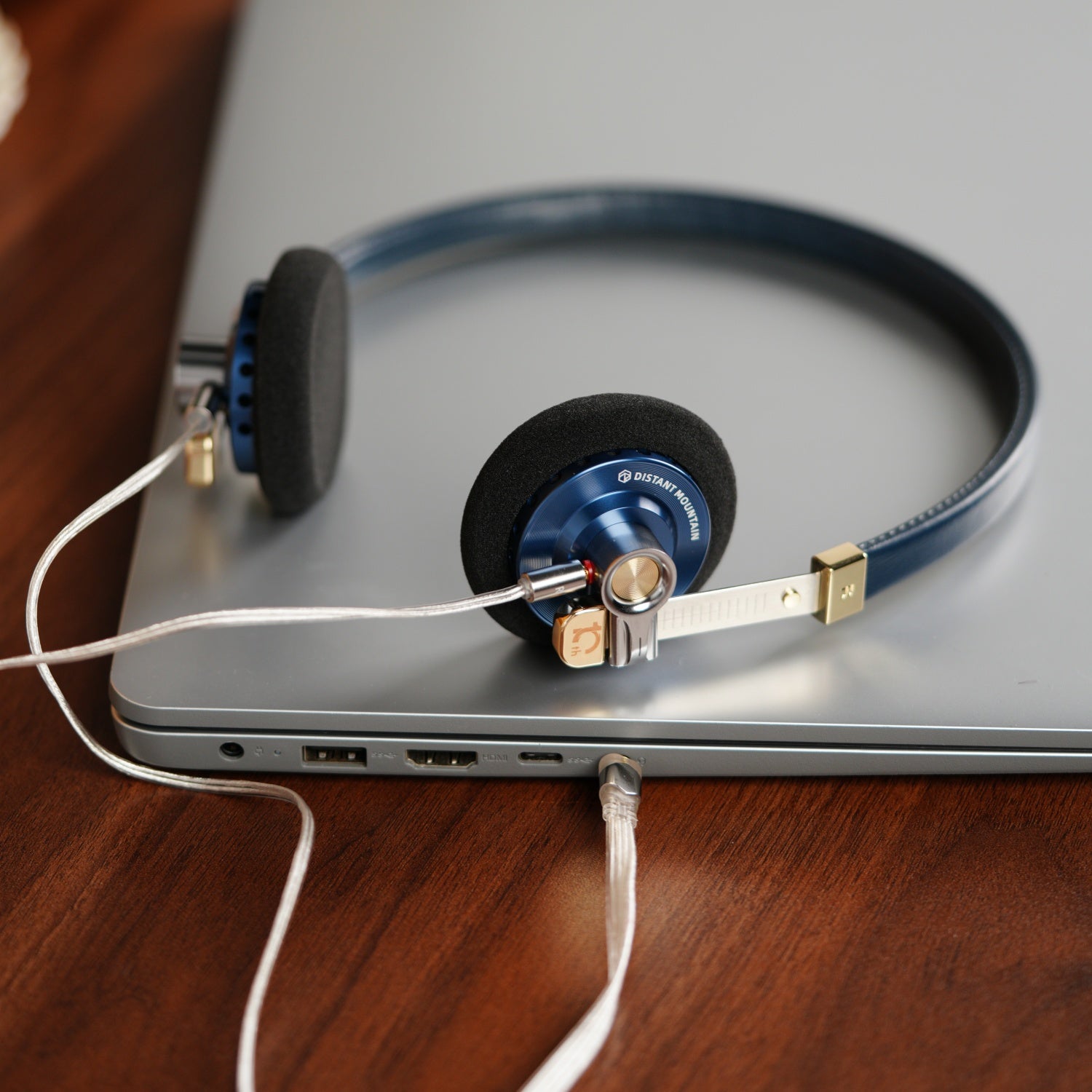 ROSESELSA Distant Mountain 10th Anniversary Edition On Ear Wired Headphones OOTD Vintage Headset Celebrity Earphones HIFI Fashion Outfits for Retro Street Snap Live Camera MMCX 3.5mm